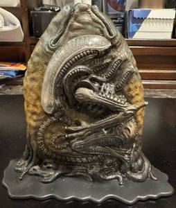 Vintage 2004 Alien Wall Relief Xenomorph PVC 5 1/4 Inch Tall Figure