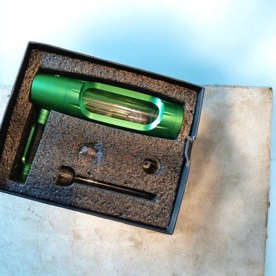NEW IN BOX zenpuff green water bong. comes with extras.