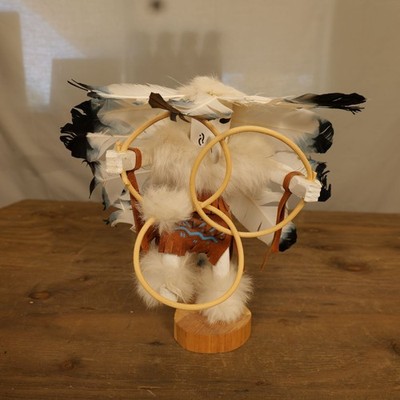 Kachina Puppe Hoop Tänzerin Indianer Federn Fell Holz Ständer Handarbeit