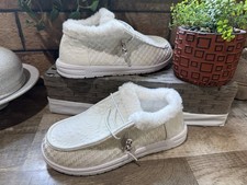 Women  s White Fuzzy Slip On Slippers Size 40 Cozy Floral House Shoes NEW 8.5/9