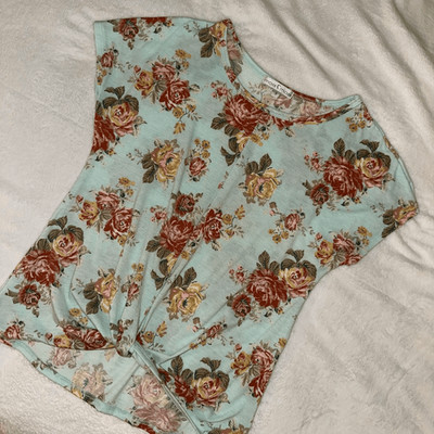 Moa Moa Women s Small Knot Front Floral Short Sleeve Tee Light Blue Pink EUC