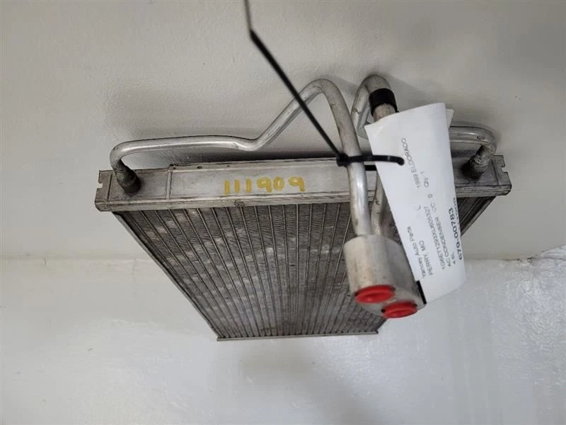 Condensador CADILLAC ELDORADO 1996 97 98 99 00 01 2002 4,6 L 52469683 Foto 3 de 4