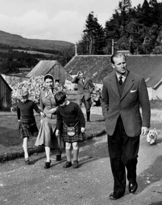 The Duke Edinburgh Followed Queen Prince Charles Princess Anne Bot- 1957 Photo