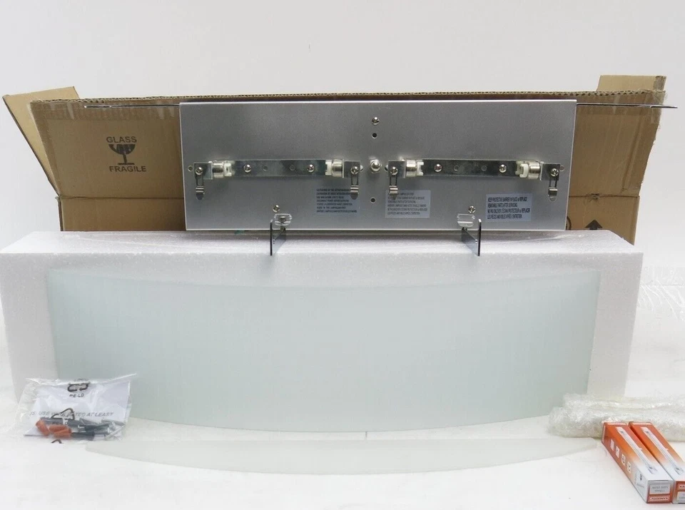 Iluminación de acceso a luz de tocador 62052 CH/CKF cromada con acabado esmerilado a cuadros Foto 2 de 4