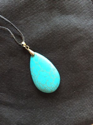 Buddha Stones Tropfenförmiger Edelstein-Anhänger mit Lederband