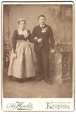 Photograph Seb. Herald, Kitzbühel, bridal couple in high-quality holiday clothes M 