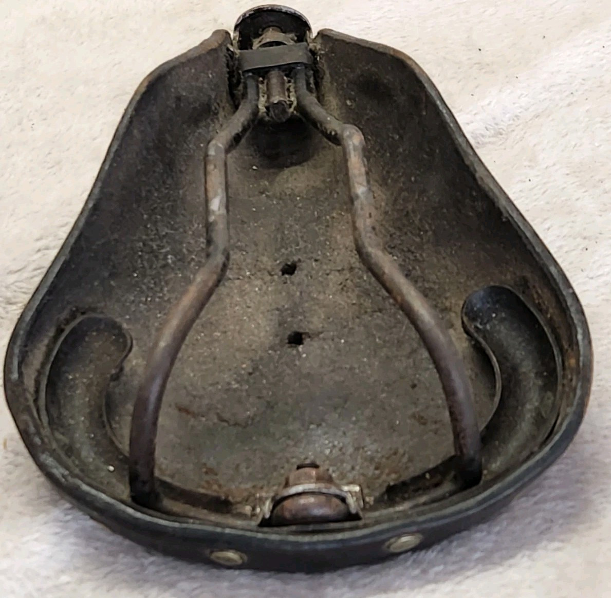 ANCIENNE SELLE  IDEALE  303 CUIR CROUPON TRES BON ETAT EUR 20,00 - FR