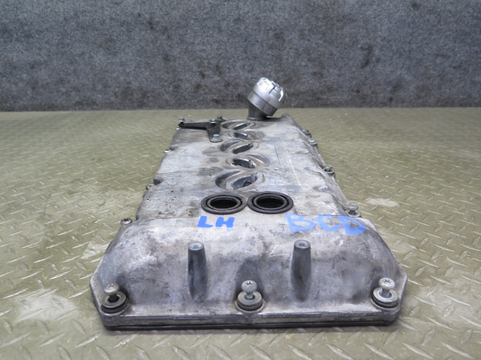 2006-2012 BENTLEY FLYING SPUR 6.0L ENGINE MOTOR LEFT SIDE VALVE COVER W/ OIL CAP