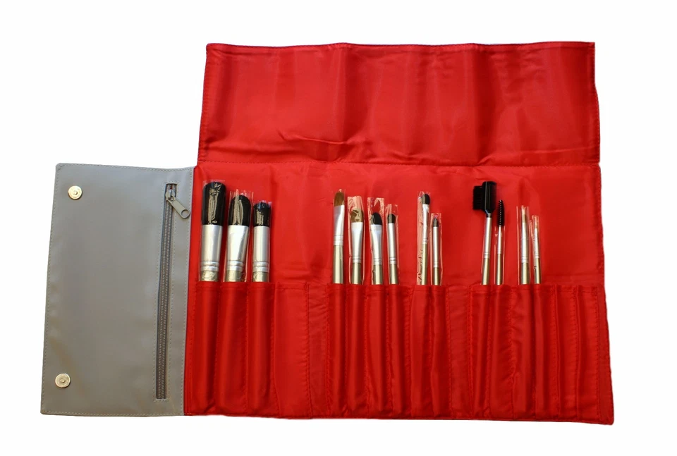 KIT DE BROCHAS DE MAQUILLAJE GIVENCHY CON MONEDERO. NUEVO Foto 2 de 2