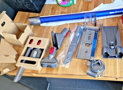 dyson v11 sv 14 ersatzteile , viele Aufsätze, Lade kabel, Wandhalte