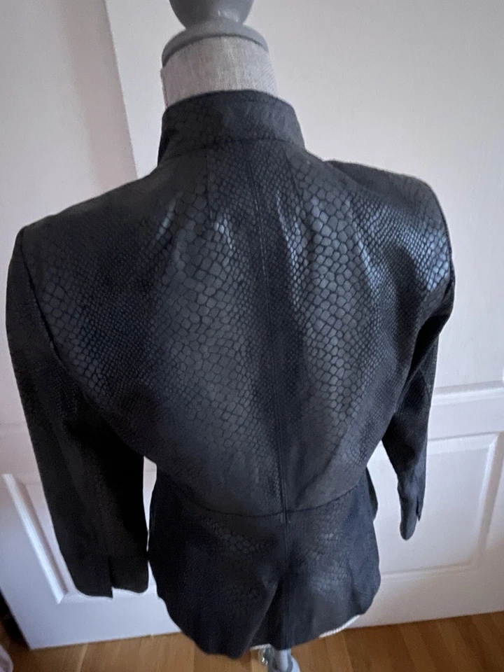 Chaqueta Alfani Mujer Negra Estampado Cocodrilo Cuero Cremallera Completa Talla S Pequeña Foto 2 de 4