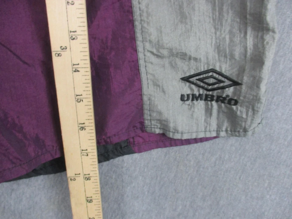 Shorts de futebol Umbro vintage roxo médio cinza nylon colorblock feito nos EUA anos 90 - Imagem 4 de 4