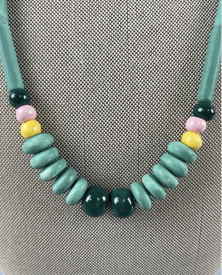 Collar con cuentas de cerámica Rubí Z Candace Loheed Foto 2 de 4