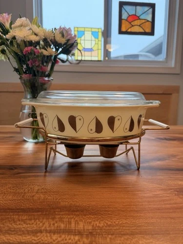 Vintage Pyrex “Golden Heart” 2.5Qt Casserole Dish with Lid & Brass Warmer Stand