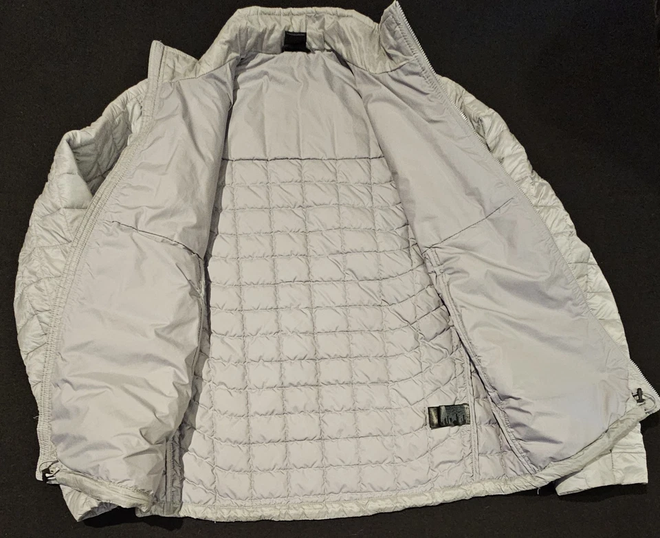 Chaqueta acolchada North Face Thermoball gris aislada cremallera completa para hombre pequeña Foto 4 de 4