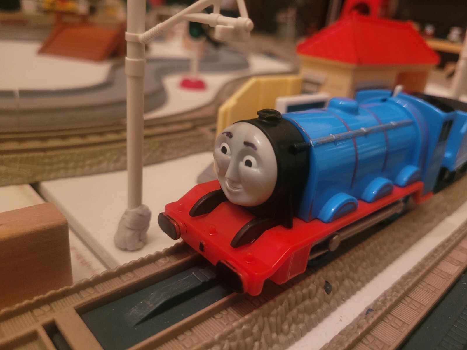 Thomas Track Trackmaster Gordon 2011 Mattel (CUSTOM WHEELS AND BUFFERS)-image