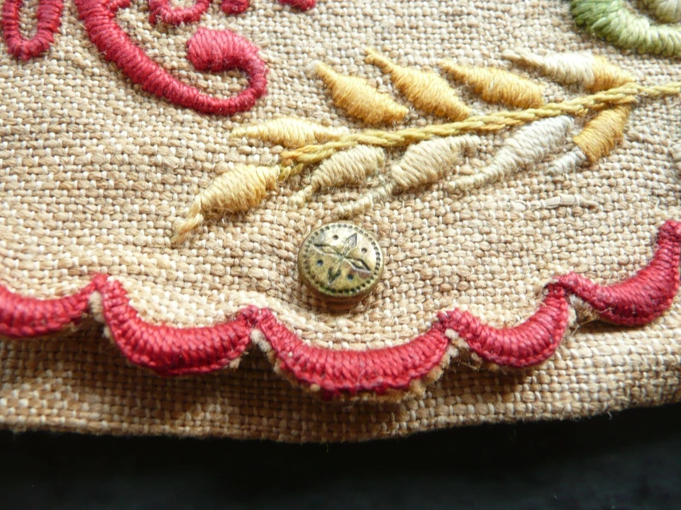 housse ancienne brodée " MON OUVRAGE " en métis écru - Photo 3/4