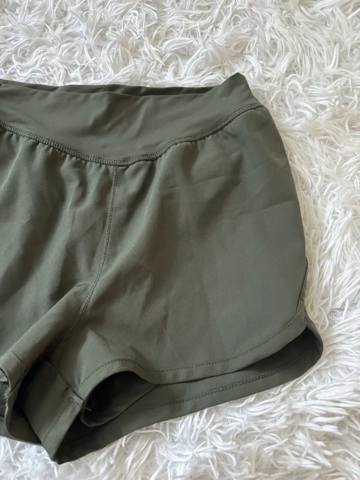 GB 女孩尺寸 6x橄榄绿色/灰色运动短裤。 Exc. 条件,Grt。 质量 — 第 3/4 张图片