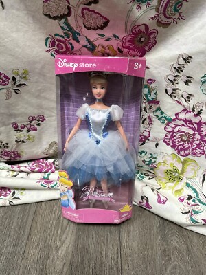 Disney Store Disney Prinzessin Cinderella Barbie mit Puppenständer Neu in OVP