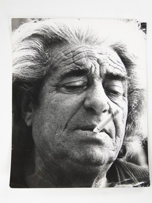 Älterer Mann faltiges Gesicht raucht Zigarette Portrait Popperfoto Vintage um 1970 Foto
