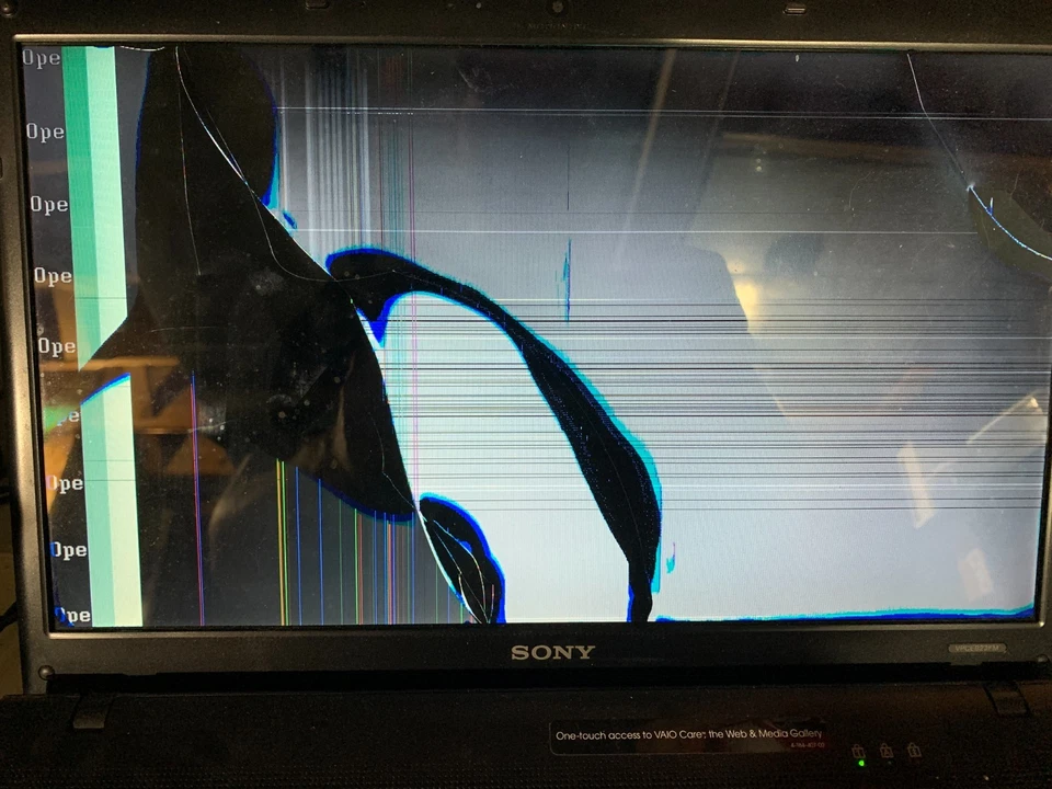 Portátil Sony VAIO PCG-71314L para piezas/reparaciones, enciende pantalla agrietada, sin disco duro Foto 2 de 4