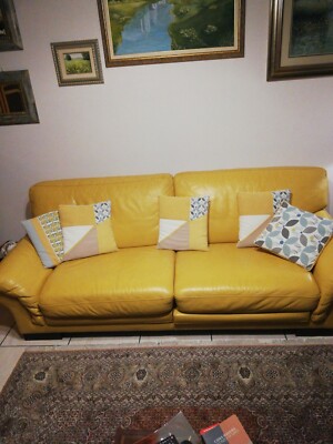 Divano in pelle usato, posti di colore giallo, lunghezza 2,2