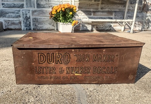 Antyk Vintage Rusty Duro Znak Twórca liter Cyfry Naklejki Metalowe blaszane pudełko do przechowywania