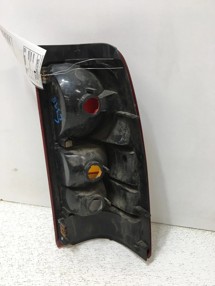 02 GMC SIERRA 2500 Tail Light Assembly - Image 2 of 2