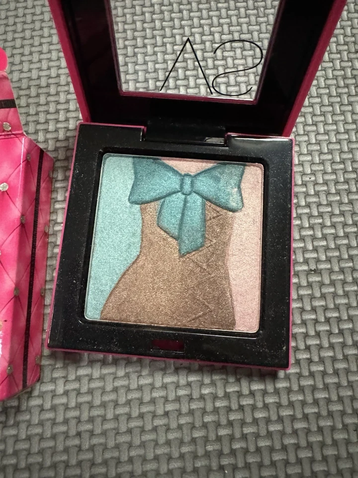 Victoria's Secret - Eye Shadow Quad - Peek a Boo - NEW - Image 2 of 4