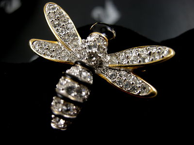 SIGNED SWAROVSKI  CRYSTAL BEE PIN ~ BROOCH 22 KT GOLD PLATING  RETIRED NEW