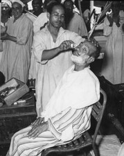 An Egyptian muslim making a pilgrimage Mecca has a quick shave - 1957 Old Photo
