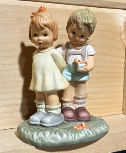 Goebel Berta Hummel Boy & Girl Token of Love 1996 No Box BH 20 - Picture 2 of 4