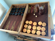 Ancienne boite de jeu de Backgammon en bois - pions bois - gobelets cuir - 2 dés