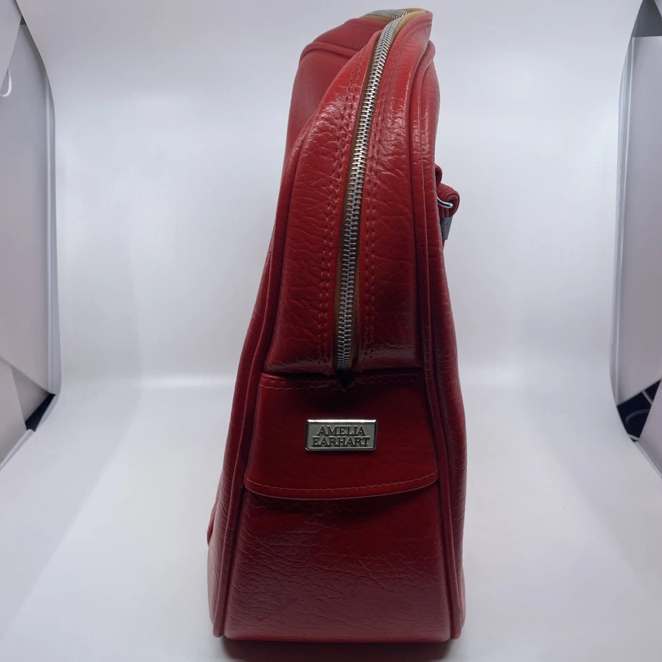 Bolsa de equipaje de mano Amelia Earhart roja vintage ligeramente usada - falta un pie Foto 2 de 4