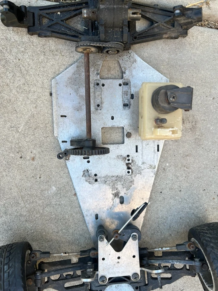 nitro truck and buggy chassis lot - Image 2 of 4