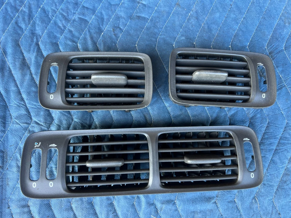 Volvo S70 V70 XC 1998-2000 delantero derecho izquierdo tablero central aire acondicionado juego de ventilación térmica OEM #3042EM Foto 2 de 4