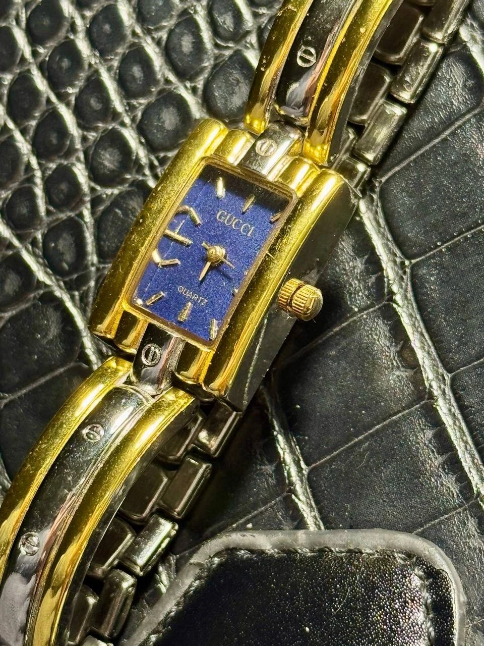 Montre femme vintage Gucci à quartz plaqué or avec diapositive bleue
