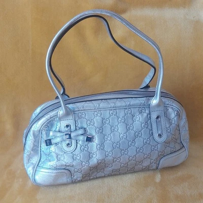RARE ET SUPERBE SAC A MAIN GUCCI CUIR Argenté et siglé TBE - Photo 1/4