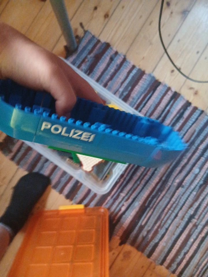 2 Kisten LEGO 20 Figuren und Ersatzteile Und Ein Polizei Boot - Bild 2 von 4