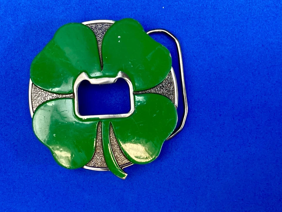 Trébol de cuatro hojas recortado suerte novedad cinturón hebilla y abrebotellas Foto 2 de 4