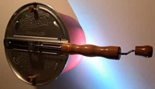 THE GENUINE WHIRLEY-POP Popcorn Maker Aluminum Hand Crank 6 Qt.