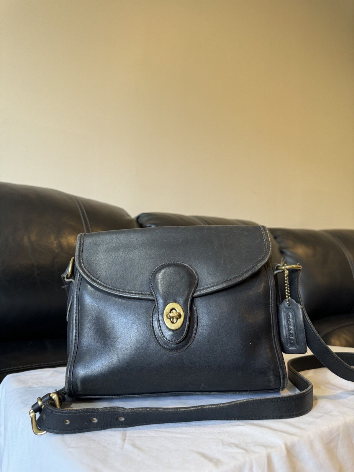 Vintage Coach Devon Bag Classic Leather Turnlock Crossbody Bag Black