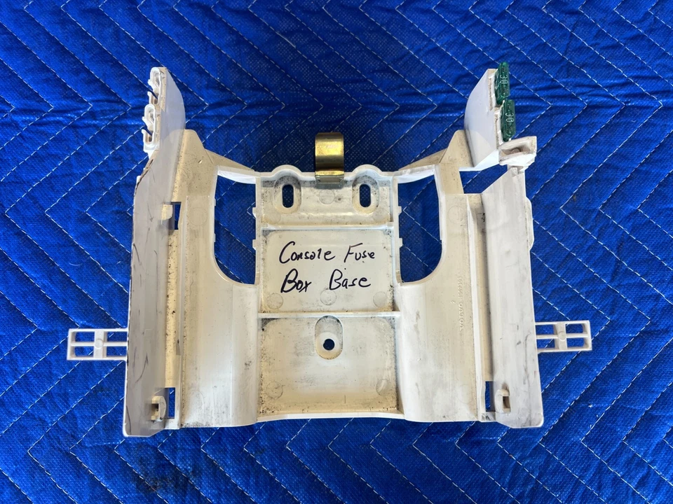 1984 - 1989 年沃尔沃 740 760 轿车中控台保险丝盒底座 1307393 原始设备制造商 #1644EM — 第 2/4 张图片