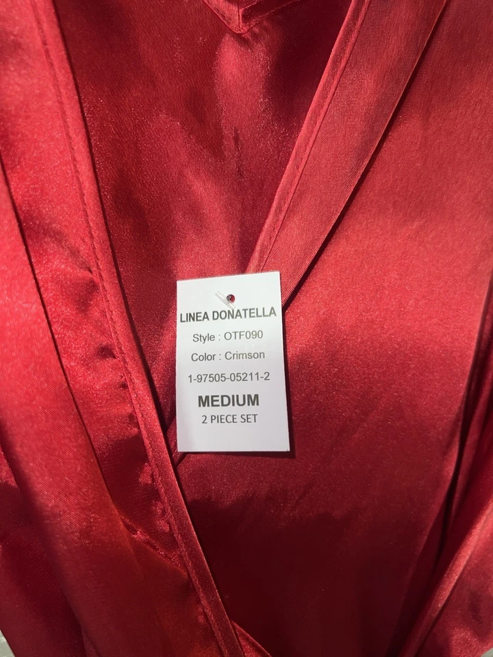 ¡NUEVO CON ETIQUETAS! Linea Donatella 2 piezas Juego de bata y quimise satinada con flecos rojo carmesí $75 Foto 3 de 4