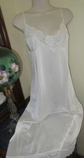 vintage 70s  KAYSER IVORY NYLON MEGA LACE full slip SISSY sz 42 USA bust 45