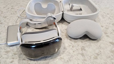 Apple Vision Pro 256GB Standalone VR Headset with Carrying Case