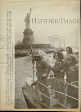 1971 Press Photo Members of Veterans group sail from Statue of Liberty in NY