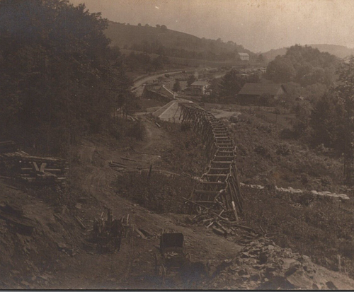 Construcción de puente de madera ubicación desconocida foto real postal RPPC