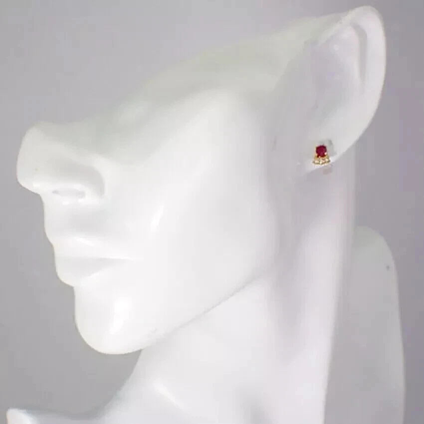 Aretes para mujer de 1,50 quilates corte ovalado simulado rubí rojo enchapados en oro amarillo de 14 quilates Foto 3 de 4