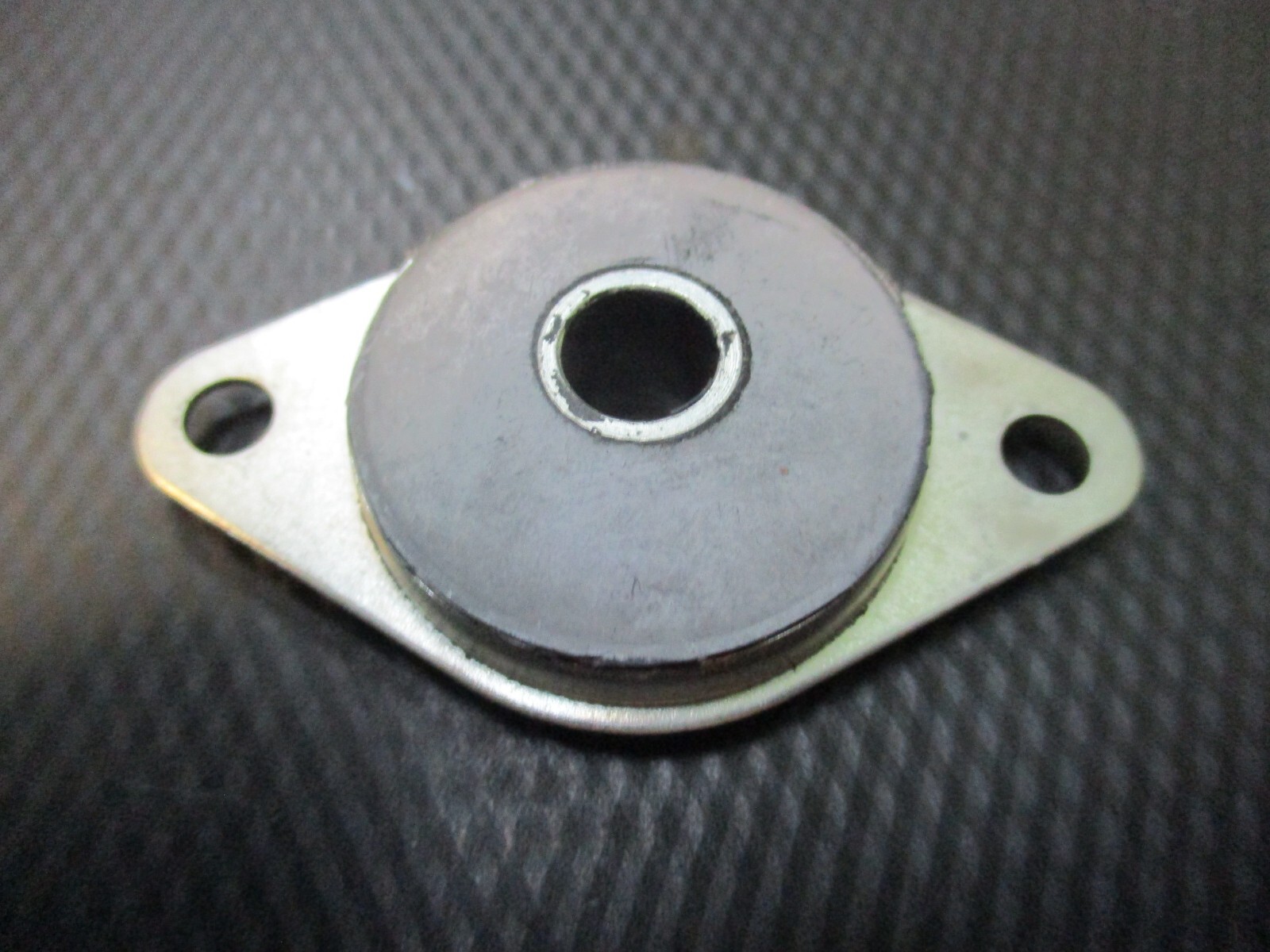 Rolls Royce Silver Cloud II, III throttle linkage shaft isolation bush UE7819